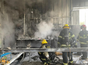 اللد: تخليص عالق بعد نشوب حريق داخل مصنع في المدينة